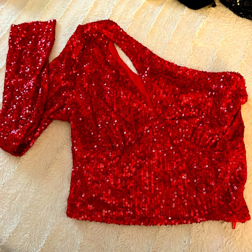Red sequins one shoulder sleeve